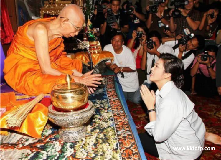 “泰国圣僧”龙婆坤：捐款60亿泰铢，接受国王跪拜、降福高僧 普度众生