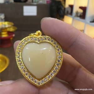 泰国佛牌 原庙恭请 阿赞喷 人缘膏 心锁   一半人缘油 一半人缘膏 镶钻外壳 饰品吊坠