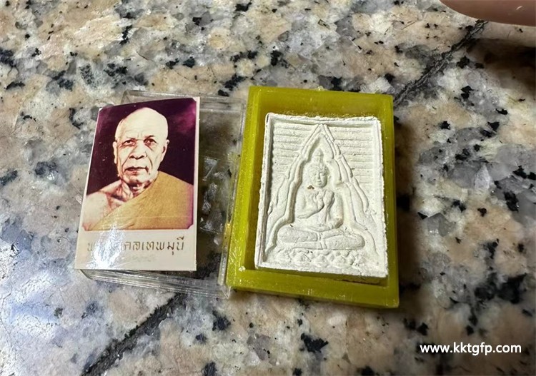 泰国佛牌 龙婆术 2514年白榄佛四期 (4) - 副本.jpg