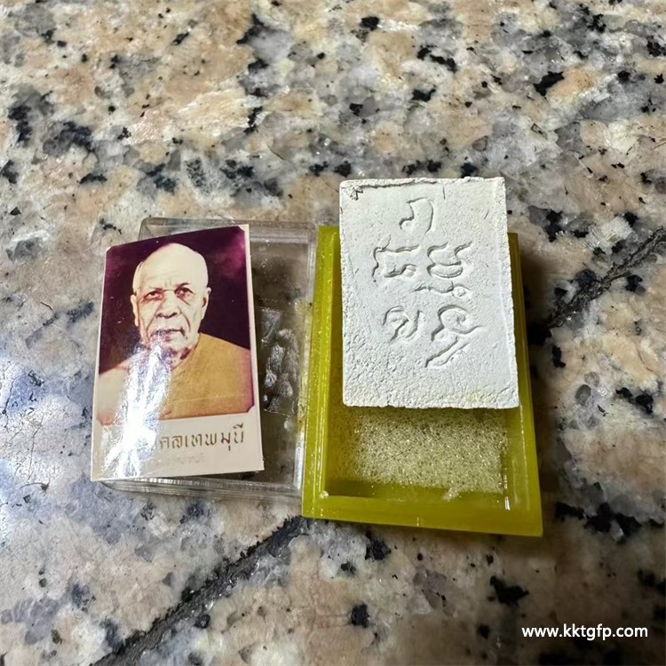 泰国佛牌 龙婆术 2514年白榄佛四期 (5).jpg